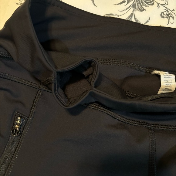 Like NEW!!! Lululemon crop leggings - Picture 2 of 9